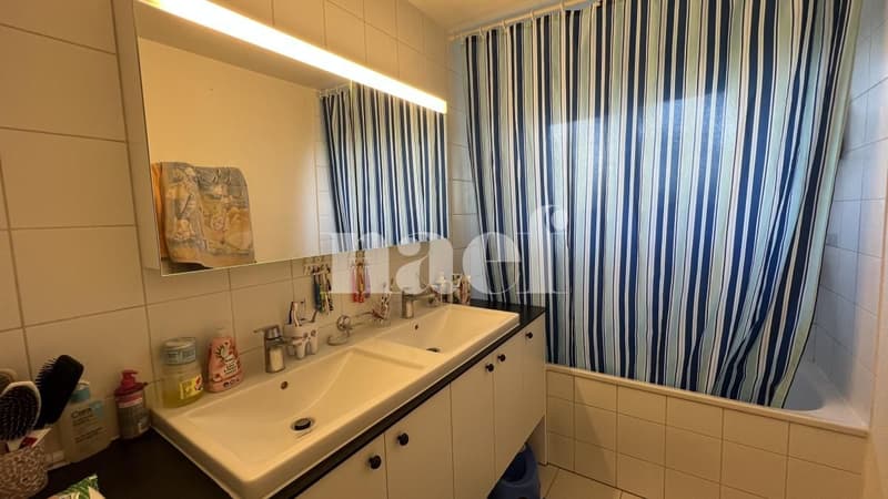 Abitazione accogliente di 5 locali situata al piano terra dell'edificio. (7)