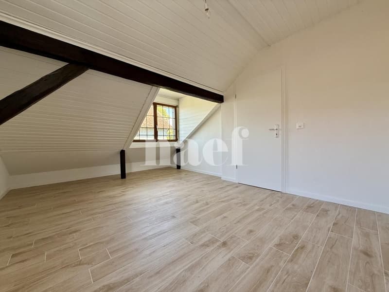 Bel appartement rénové et mansardé de 2.5 pièces au 1er étage à louer ! (7)