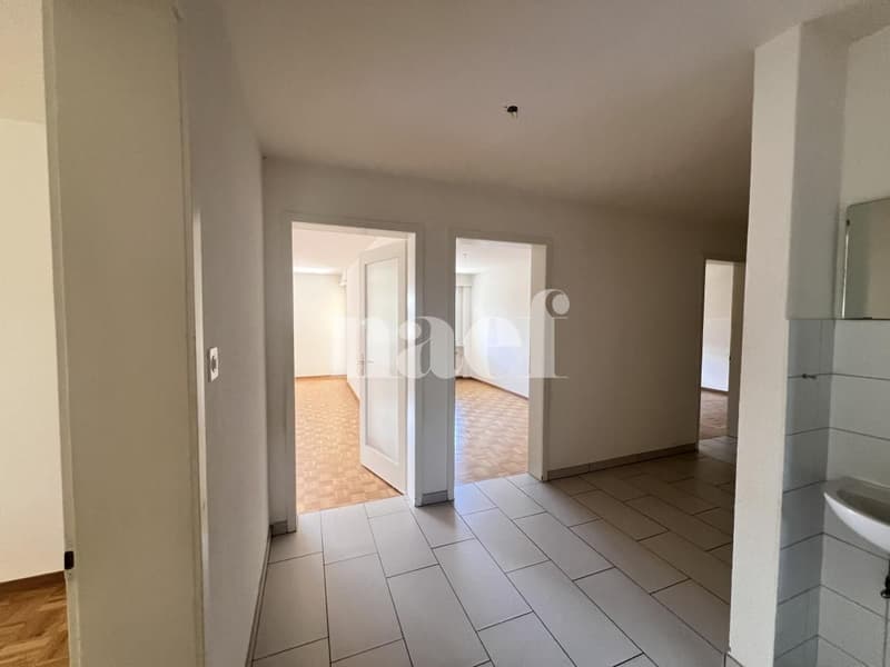 Chaleureux logement de 5 pièces situé au rez-de-chaussée de l'immeuble. (7)