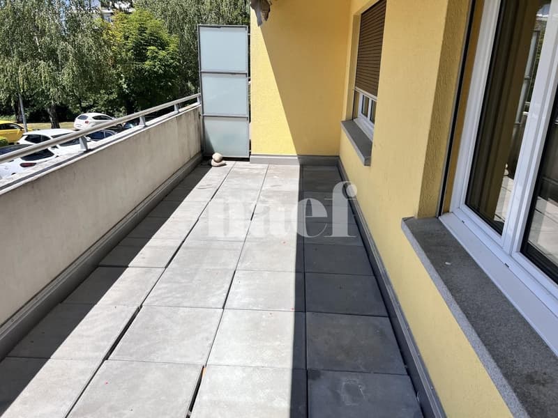 Chaleureux logement de 5 pièces situé au rez-de-chaussée de l'immeuble. (2)