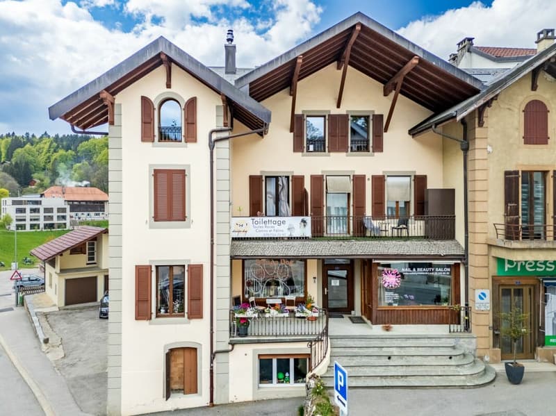 Immeuble mixte au coeur du village (2)