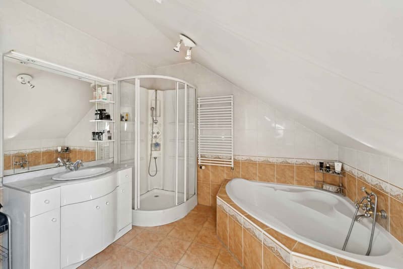 Une des deux salles de bain de l'étage