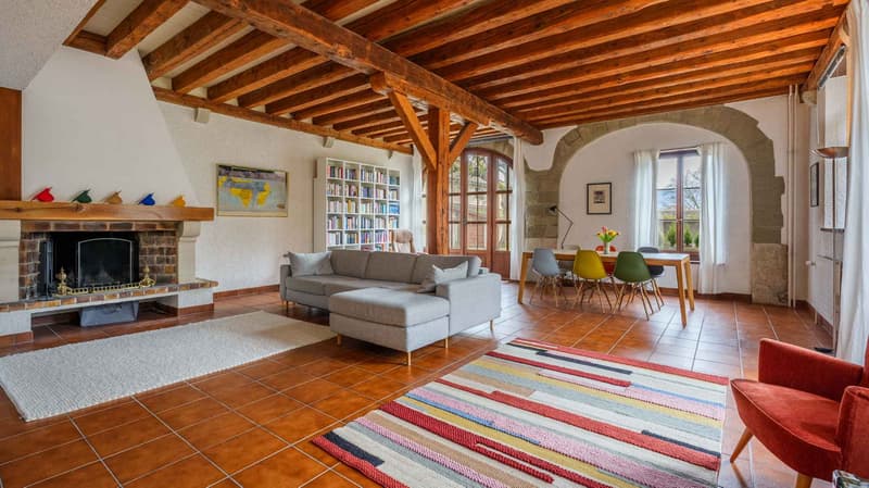 Grand séjour offrant de beaux volumes