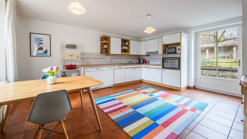 Cuisine spacieuse avec espaces de rangements
