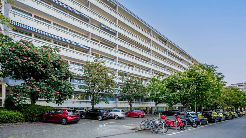 Quartier résidentiel et places de parking extérieures