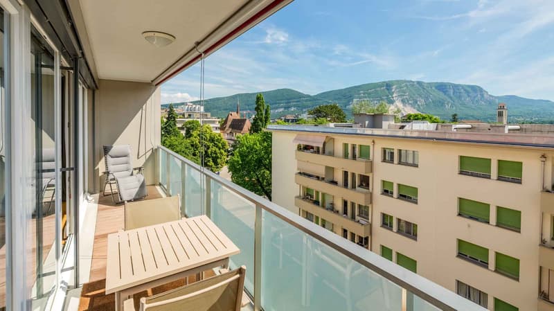 Loggia avec toiles solaires orientée Sud-Ouest