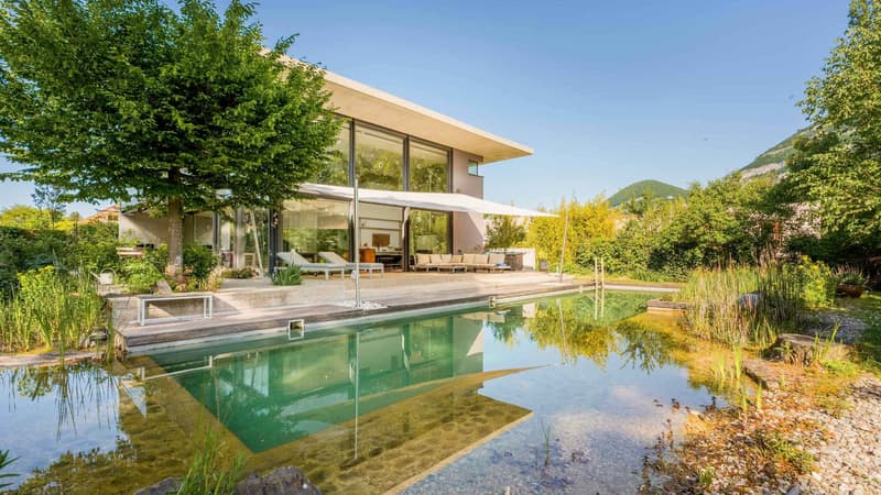 Exklusivität: Modernes Haus mit natürlichem Swimmingpool (1)