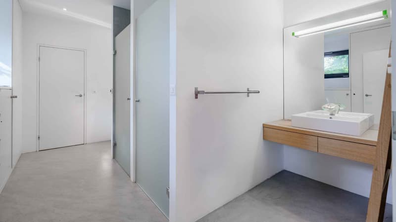 Salle de douche avec toilette