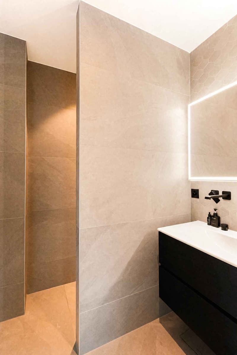 La salle de bain en suite