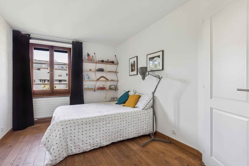 La chambre à coucher avec salle de bain attenante