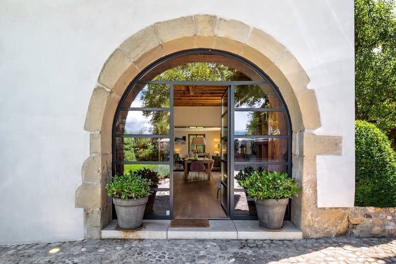 Modernity and luxury for this fully renovated farm. (1)
