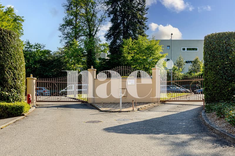Elegant duplex with double height and tree-lined park in a prestigious residence (13)