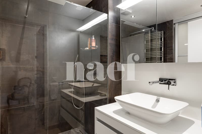 Salle de douche avec toilettes