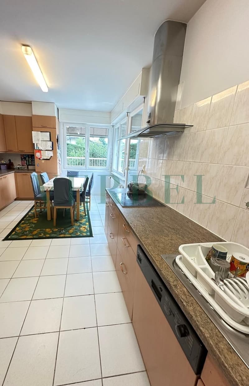 / a large open kitchen in an apartment