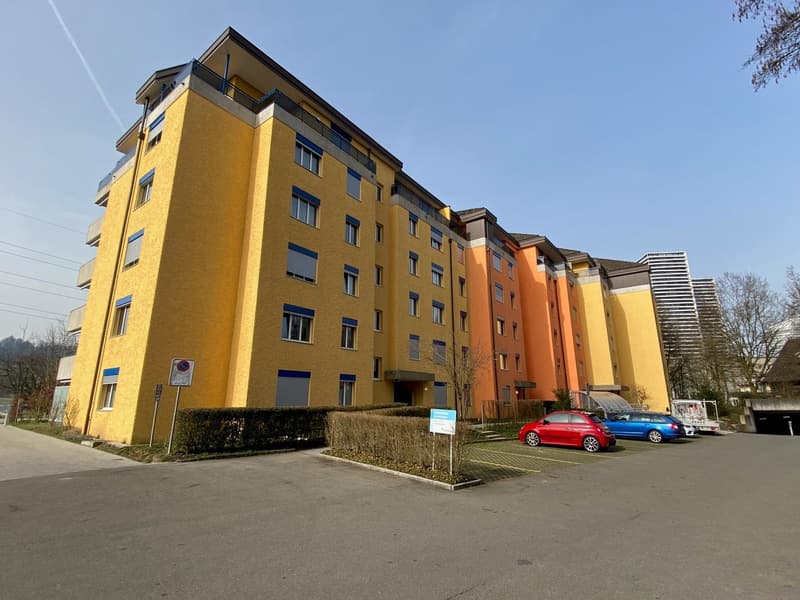 Besucherparkplätze vor der Liegenschaft