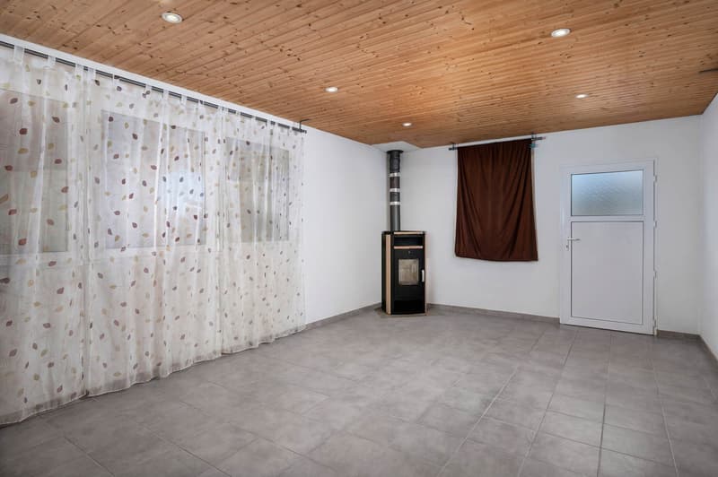 Casa unifamiliare in posizione centrale e buona con serra e stufa svedese a Rickenbach / LU (11)