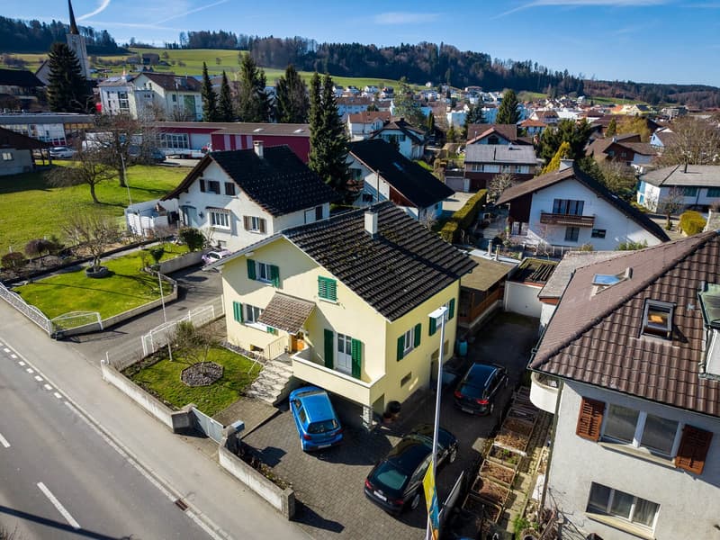 Casa unifamiliare in posizione centrale e buona con serra e stufa svedese a Rickenbach / LU (3)