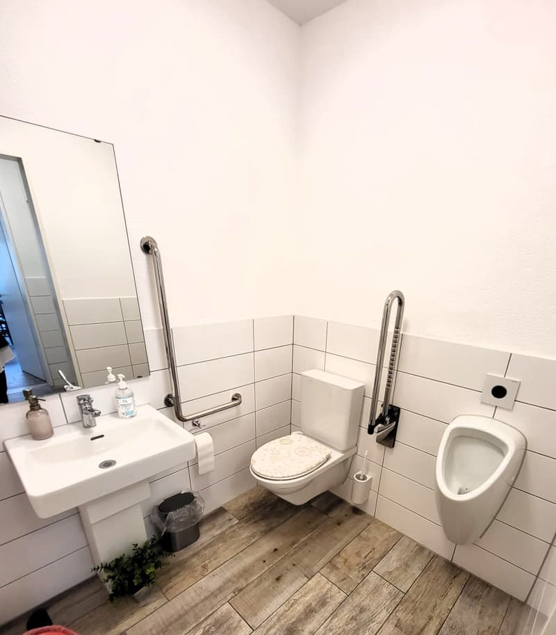 Centrally located snack bar or kebab directly next to the train station in Menziken / AG (6)