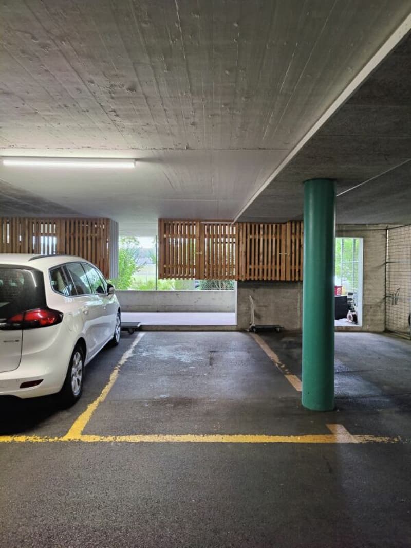 Einstellhallenplatz mit zusätzlichem Vorplatz an zentraler Lage (1)
