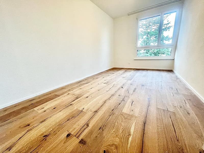 empty room, hardwood floor, white walls, large window