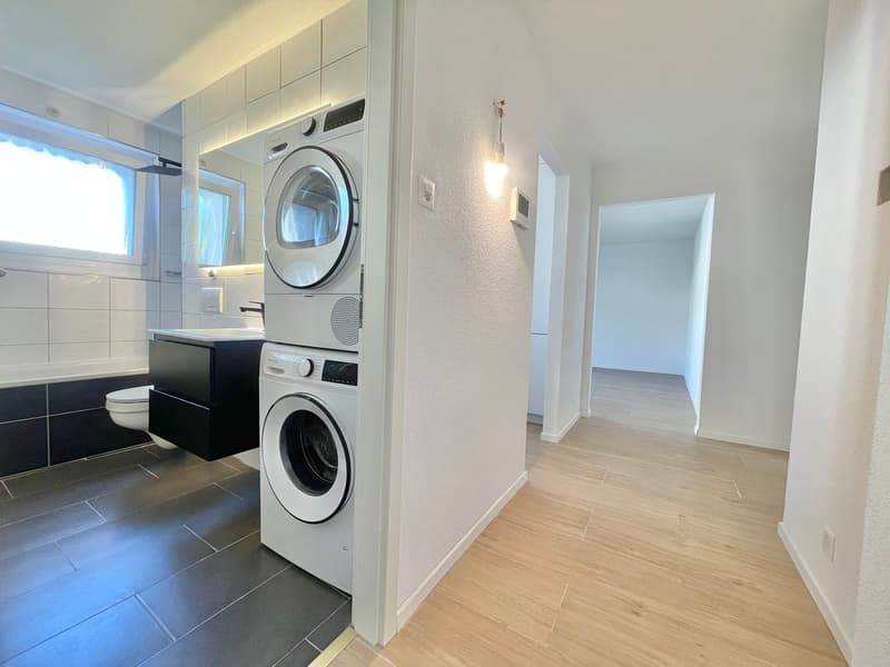 Appartement moderne 2.5 pièces avec lave-linge/sèche-linge à côté d'Emmencenter (22)