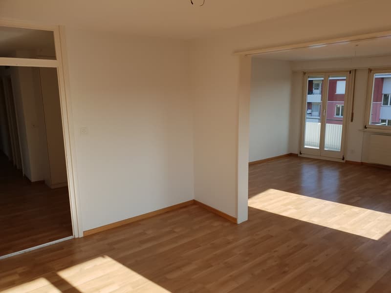 Helle 5.5-Zimmer-Wohnung mit Balkon und schöner Aussicht in Oftringen (4)