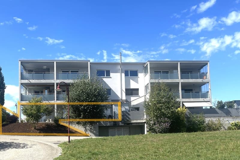 Balkon und Rasenfläche