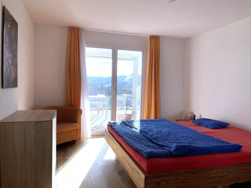 Schlafzimmer mit Zutritt in den Gartenbereich