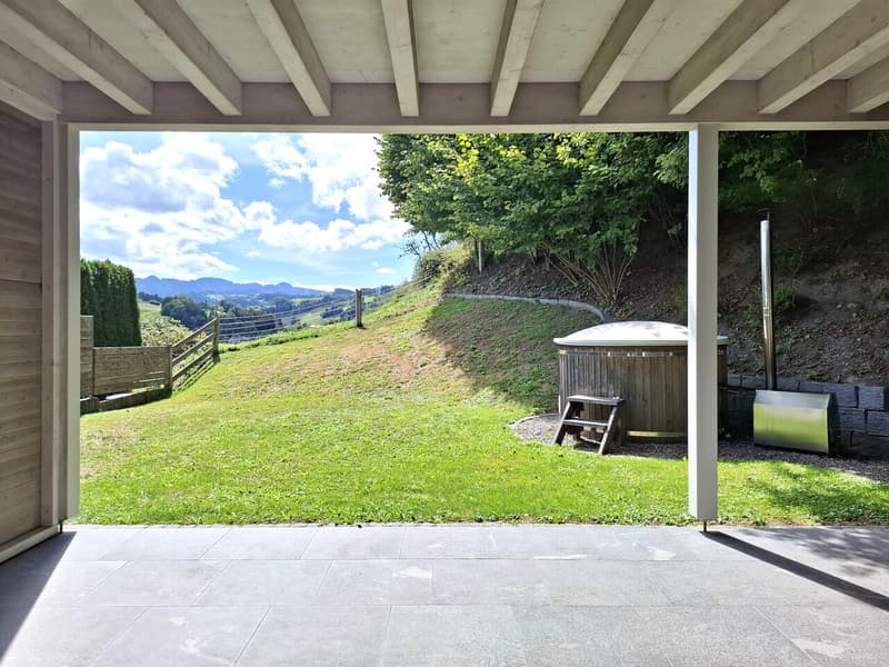 Ausblick ins Napfgebiet vom gedeckten Sitzplatz aus