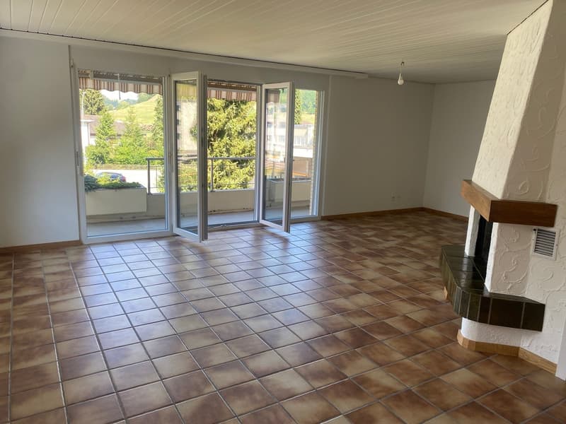 Heller Wohnraum mit Zugang zum Balkon