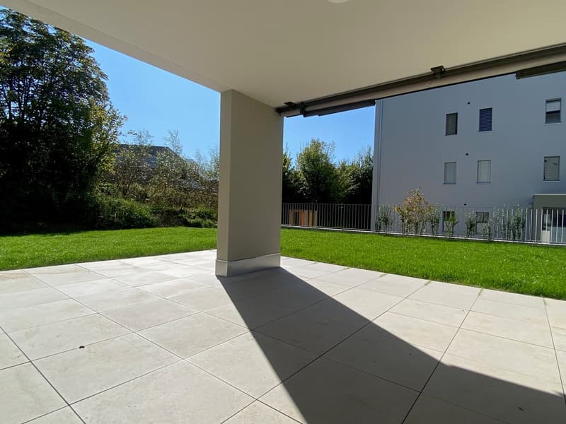 Gedeckter Sitzplatz mit zusätzlicher Rasenfläche