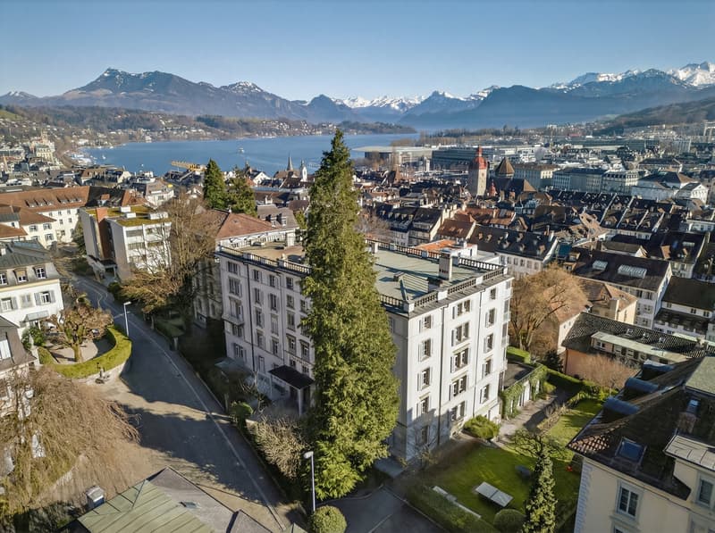 Living in the heart of Lucerne City - 7 rooms old town apartment with lake view (6)