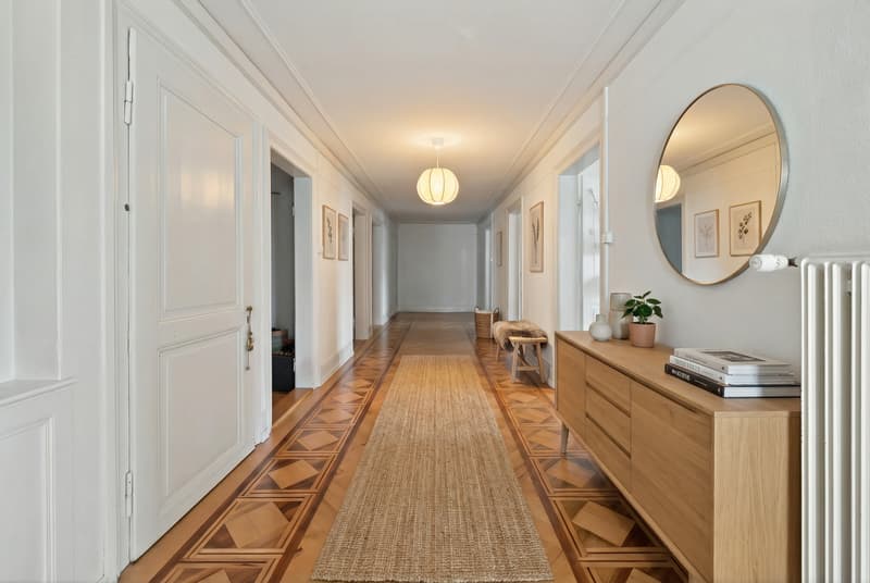 Living in the heart of Lucerne City - 7 rooms old town apartment with lake view (3)