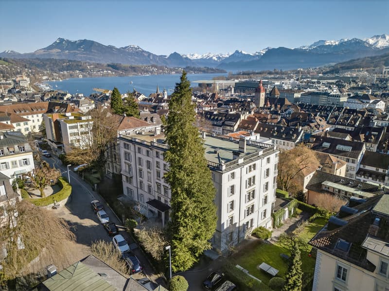 Living above the roofs of Lucerne: Spacious 7-room old town apartment (1)
