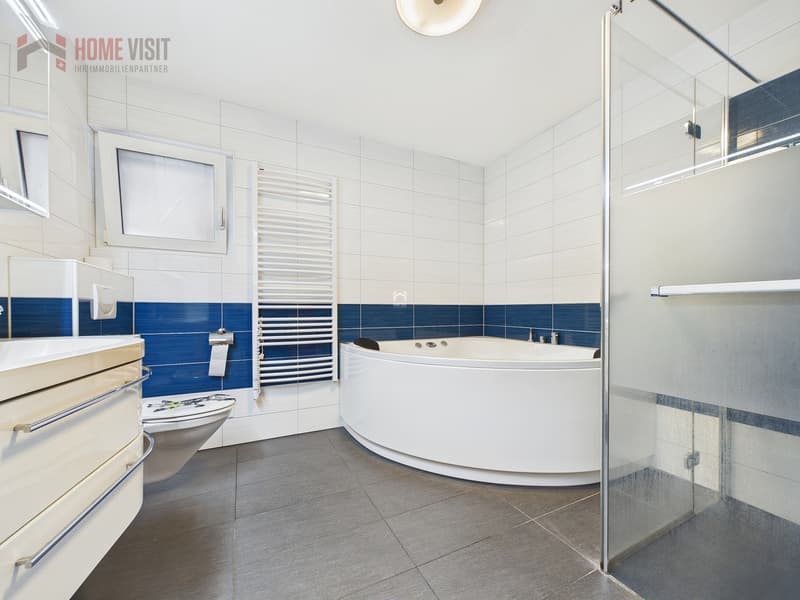 Badezimmer mit Dusche OG