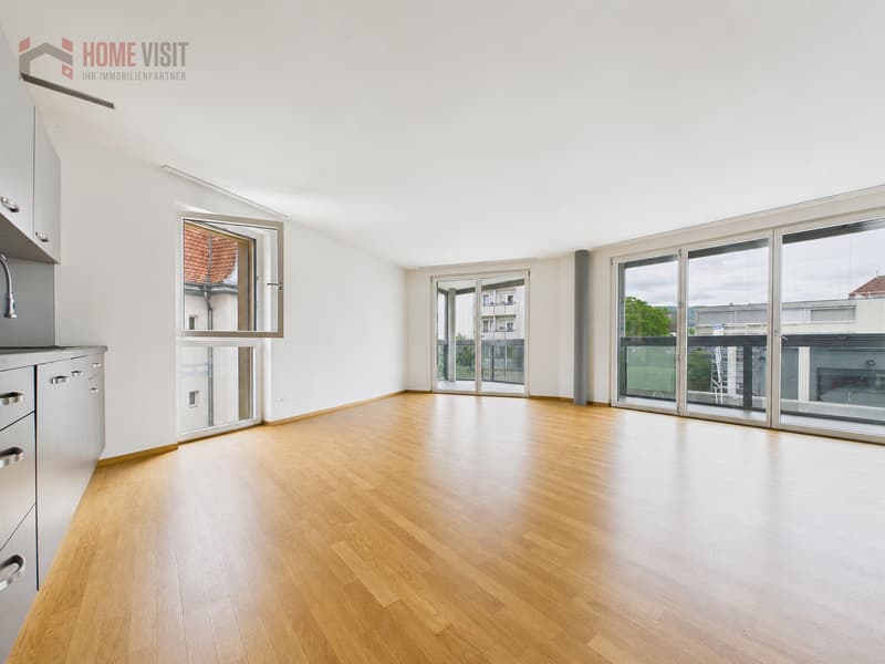 Wohnzimmer mit offene Küche