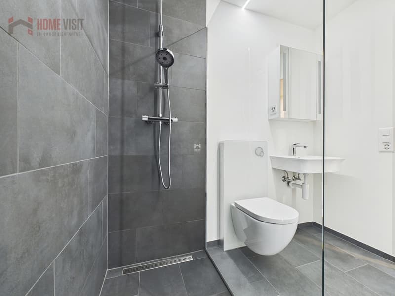 Modernes Badezimmer mit barrierefreier Regendusche