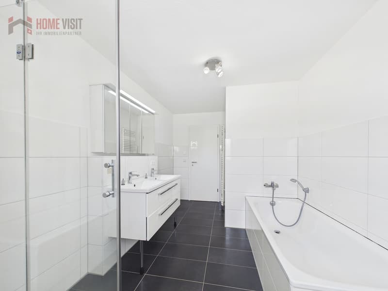 Badezimmer mit Dusche und Badewanne OG