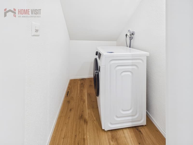 Reduit - praktischer Stauraum mit Waschmaschine und Tumbler