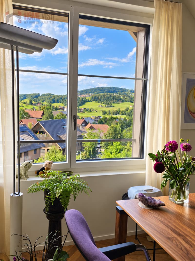 Heller Essbereich mit schöner Weitsicht über das Dorf und die grüne Hügellandschaft