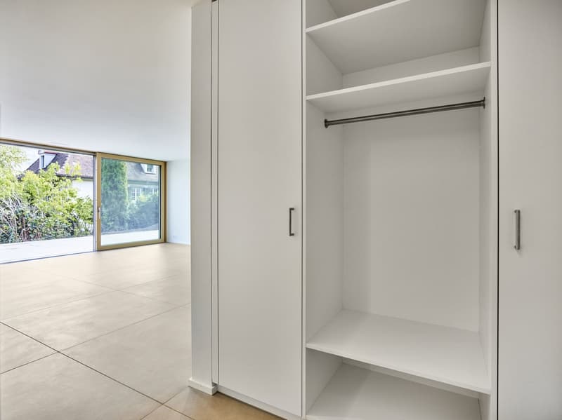 Eingangsbereich mit Stauraum und Blick ins Wohnzimmer