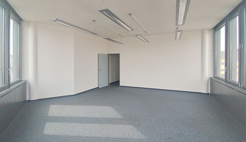 Äusserst helle Bürofläche mit diversen Unterteilungen (4 Büros) (2)