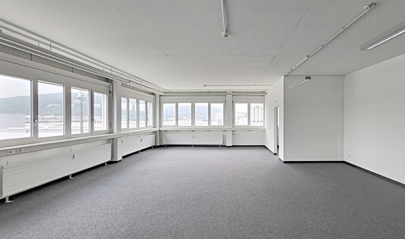 Voll ausgebaute Bürofläche mit Sitzungszimmern, Teeküche, Open Space etc. (2)