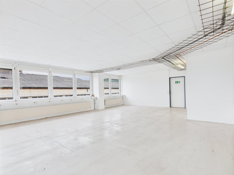 350m2 - Spazio commerciale moderno e luminoso al 2° piano con vista panoramica (5)