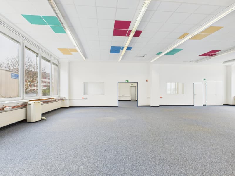 empty room, white walls, gray carpet, long windows, air conditioning unit