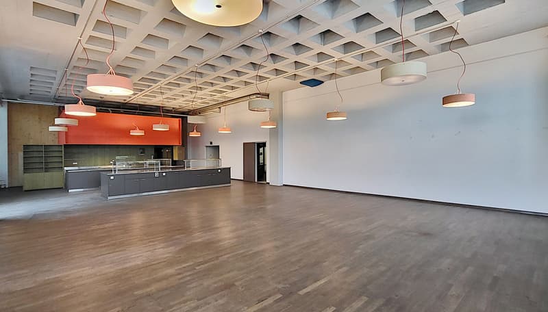 Superbe espace au rez-de-chaussée avec livraison et hauts plafonds ! (3)