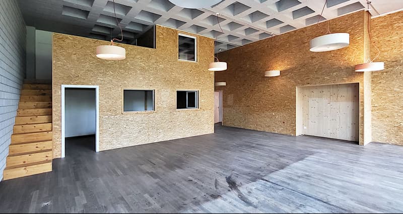 Superbe espace au rez-de-chaussée avec livraison et hauts plafonds ! (5)
