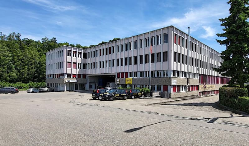 Spazio commerciale molto luminoso al 1° piano direttamente presso l'ascensore merci! (5)