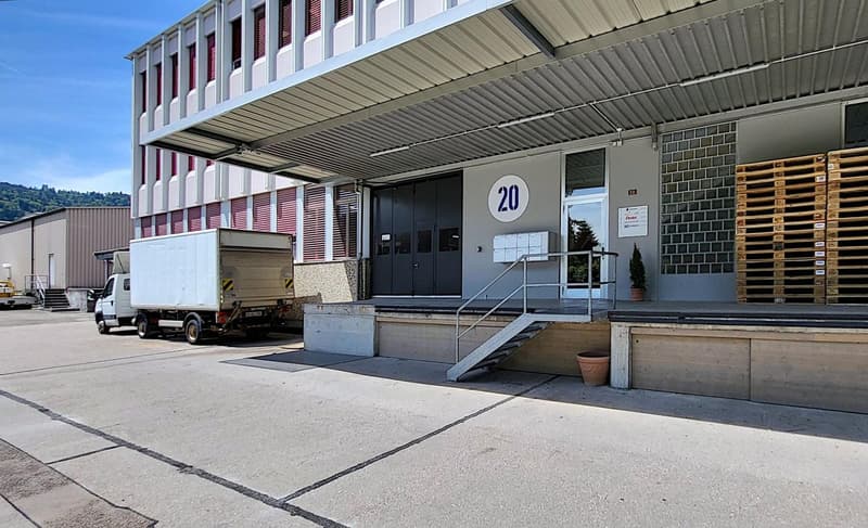 Spazio commerciale emozionante nel seminterrato con sufficiente luce diurna! (7)