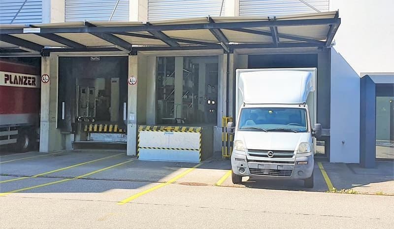 Spazio commerciale ventilato e raffreddato con accesso diretto dal montacarichi! (5)